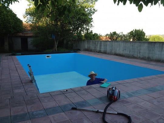 painting the swimming pool 4