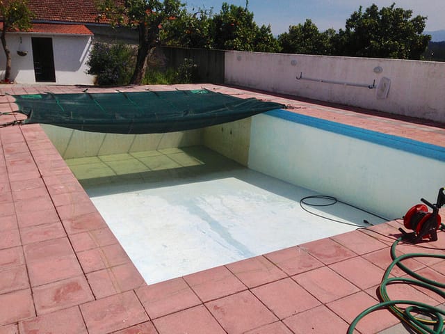 cleaning swimming pool 2